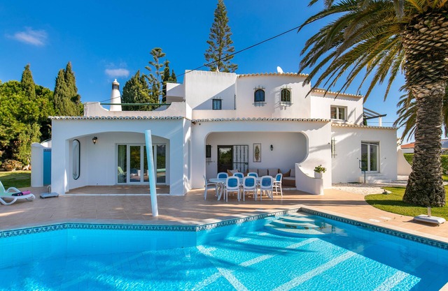 Fantastische Poolvilla, 3 Minuten zum Strand, Klimaanlage, WiFi, Safe