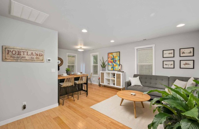 Fantastic Private Single Level Casita, New Decor and Furnishing, Covered Patio, 2 Blocks to Hospital