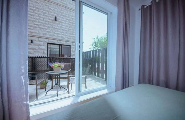 ★Fantastic*Private terrace* Queen Bed* 24/7Gym★