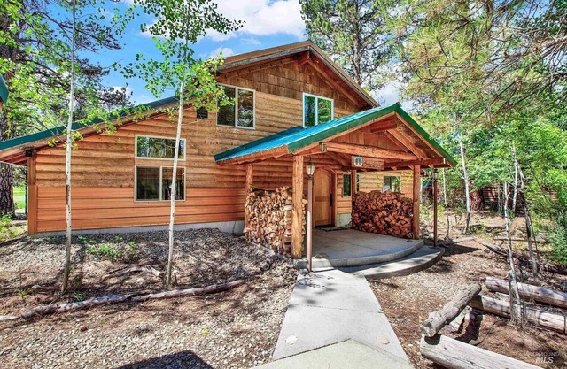 Fantastic Riverside Cabin with Hot Tub, WFI and Pet Friendly!