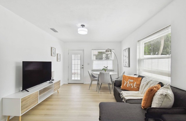 Fantastic South Tampa Gem 2BR/1BT APT, Fenced Yard