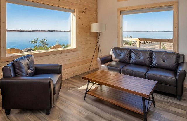 Fantastic Stay on Columbia River! Spacious Cabin w/ Free Parking, Breakfast