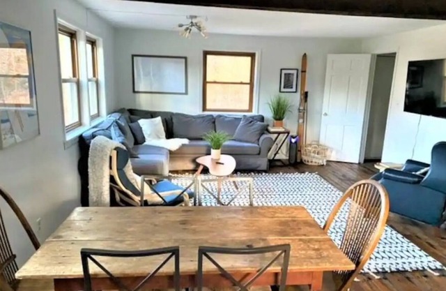 Fantastic Stowe 4 Bed Home 1 mile from Downtown!!