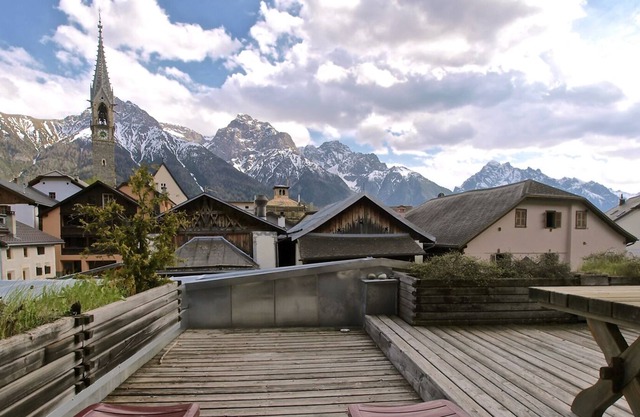 Traumhafte Sonnenterasse mit Bergblick und Kamin