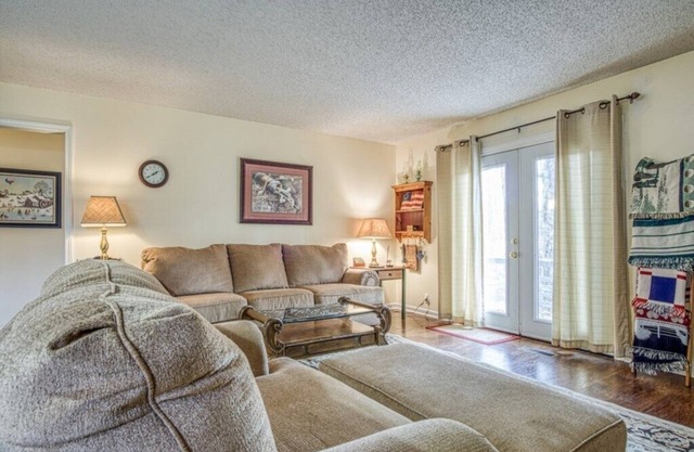 Fantastic townhome situated in the woods - Half mile from Cortez Golf Course