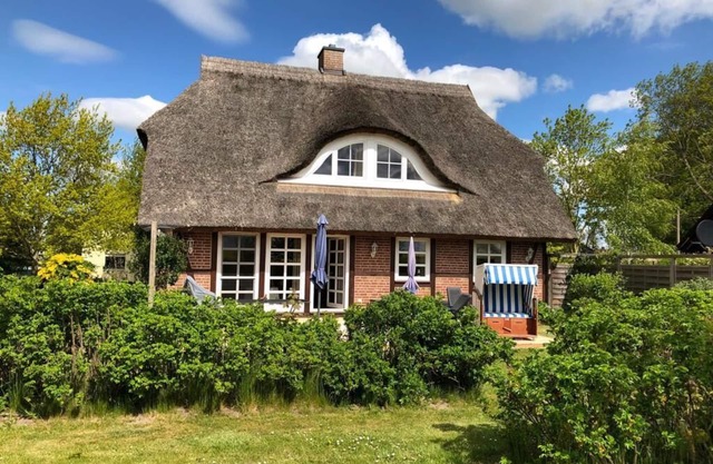 Traumhaftes Reetdachhaus auf Rügen mit Wasserblick und großem Garten