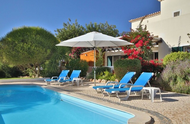 Große Villa mit Pool und Garten in der Nähe von Albufeira