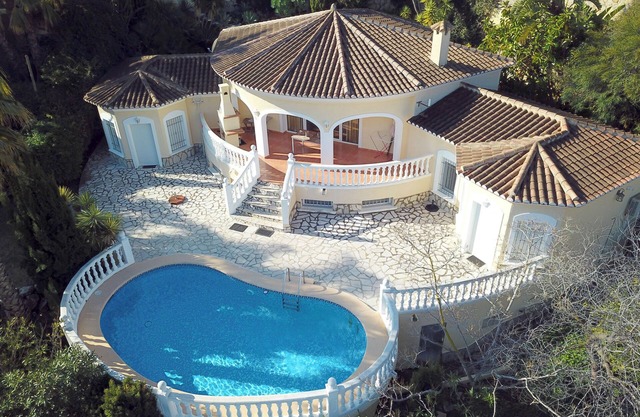 Traumhafte Villa mit privatem Pool und Panoramablick auf das Mittelmeer.