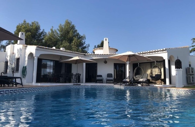 Fantastische Villa mit Pool, privatem Tennisplatz und wunderschönem Garten in der Nähe von Lagos