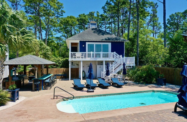 Fantastic Water Views, Pool, Hot Tub, Outdoor Kitchen, Fishing Dock, Waterfront Updated Home, DogsOK