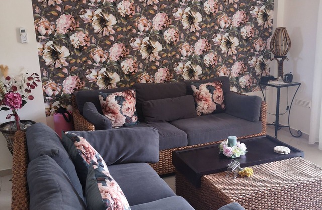 Fantastisches 4 Zimmer Apartment mit große Terrasse mit Steingarten voller Blüte