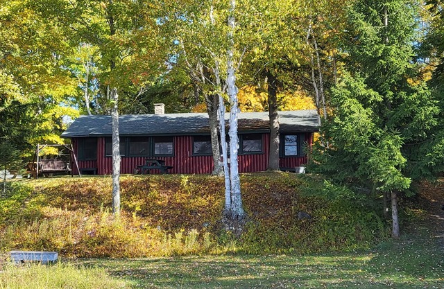 Far Cast Lodge aka the Whitetail-lakefront, privacy & old-time charm - Curtis MI