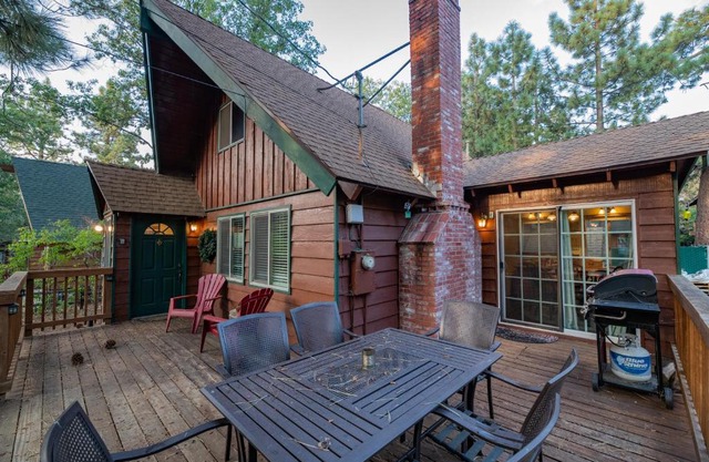Far Enough Cabin - Chalet style cabin, walking distance to the trails! Foosball table!