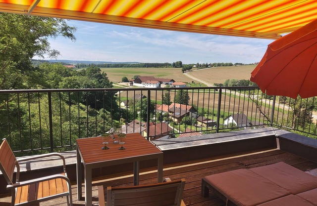 Weitblick und Pool - ideal für Golf und Wellness