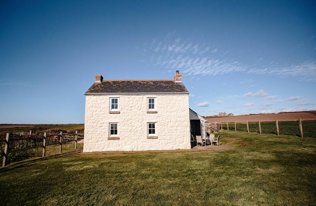FARAWAY COTTAGE, pet friendly, with open fire in Porthgwarra