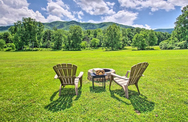 NEW! ‘Farm House’ Cottage w/ Deck, 5 Mi to River
