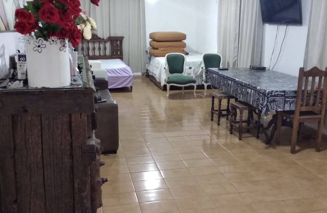 Bauernhaus umgeben von sehr grünem Vogelgezwitscher