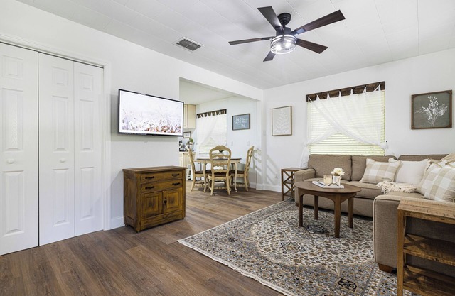 Farm-ish Getaway 2-bedroom house in tranquil Alva surrounded by nature!