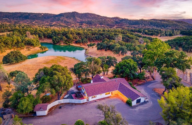 Farm Stay + Private Lake + Country Ranch + Alpacas + Hiking + Games + Hot Tub