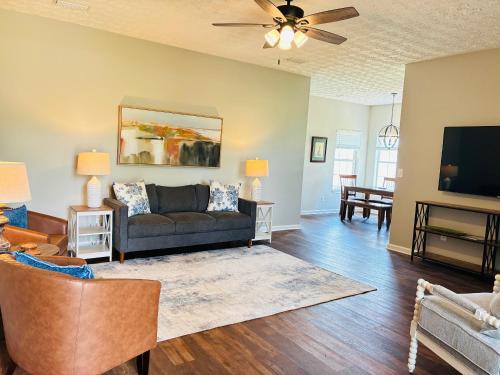 Farm to Coastal-Near Beaches, OWA, Foley Sportsplex, Shopping & Barber's Marina