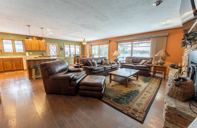 Farmer Lake Lodge:Your Perfect Lakefront Getaway with Boats, Snowmobile Trails, and More!