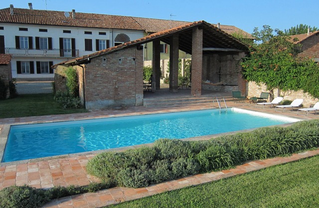Bauernhaus mit Pool, umgeben von viel Grün