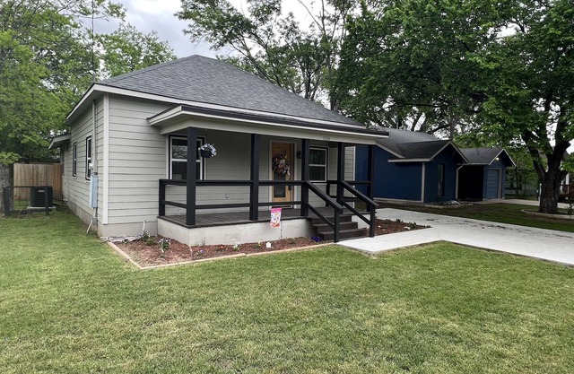 Farmhouse !! 1 min to Randy’s Icehouse, Tx Beer Co & Taylor Liquor & 5 Samsung