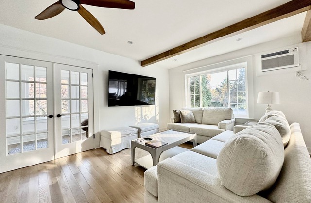 Farmhouse 1899: Westport, CT - Minutes to Downtown, family and pet-friendly.