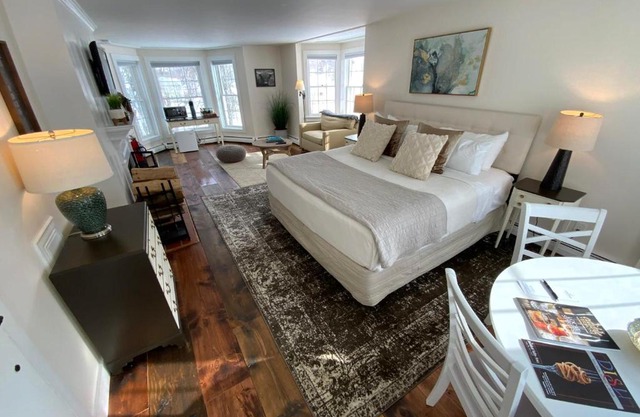 Farmhouse 3 - Farm Road Estate - 3mi to Mt Snow