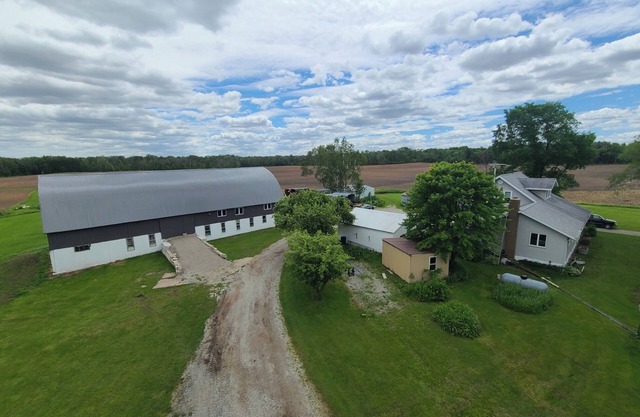Farmhouse 30 minutes from Lambeau Field and Appleton 50 minutes to EAA Oshkosh