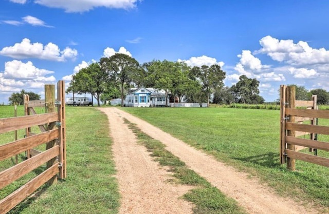 Farmhouse+5 acres.Close to town but still country!