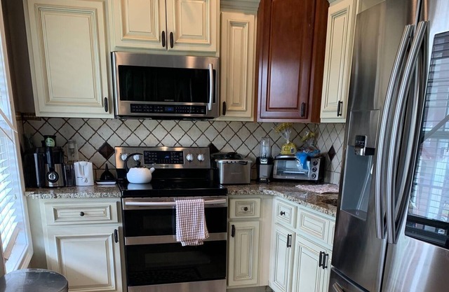 Farmhouse, 6 min from Nascar with great fishing!