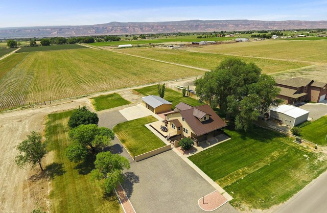 Fruita Farmhouse: 82" Smart TV and Pool Table