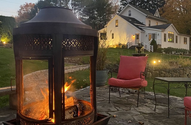 Farmhouse apartment on beautiful grounds. 2 mi. to Candlewood Lake