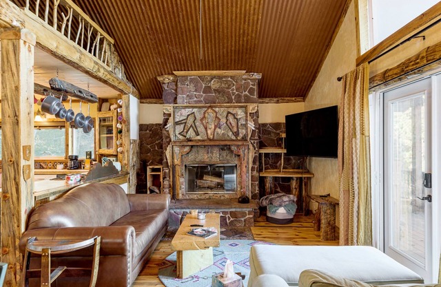 Farmhouse Cabin * Secluded 2.5 acres * Pet Friendly