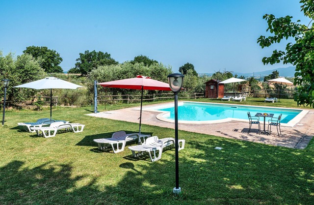 Bauernhaus 'Casale Storico XVII Sec - Girasole' mit Bergblick, Gemeinschaftspool und WLAN