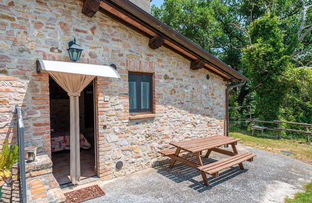 Bauernhaus 'Casale Storico XVII - Margherita' mit Bergblick, Gemeinschaftspool und WLAN