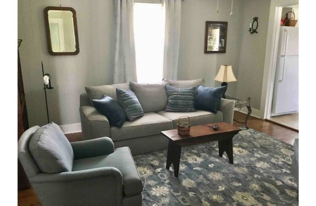 Farmhouse Cottage local Horse farms, Distilleries, Winery Tours, walking trails.