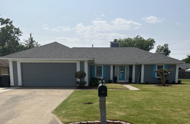 Farmhouse Decorated Southern Style home, Centrally located in quiet neighborhood