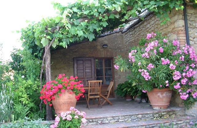 Bauernhaus aus dem 17. Jhd. mit antiken Möbeln und vielen Blumen