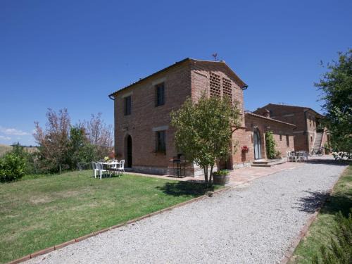 Farmhouse in Tuscany near Siena's Charm