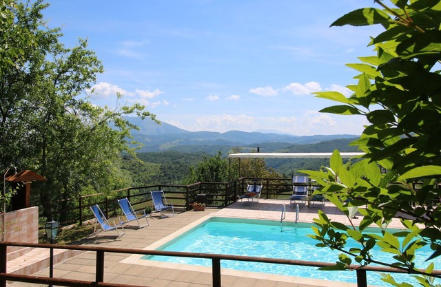 Charmanter Bauernhof in Apecchio mit Swimmingpool