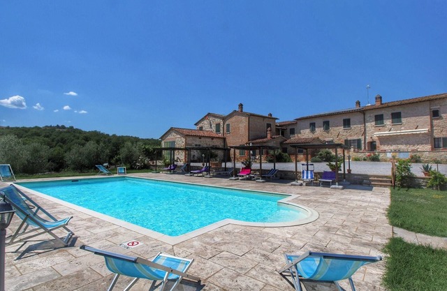 Schönes Bauernhaus in Asciano mit Schwimmbad