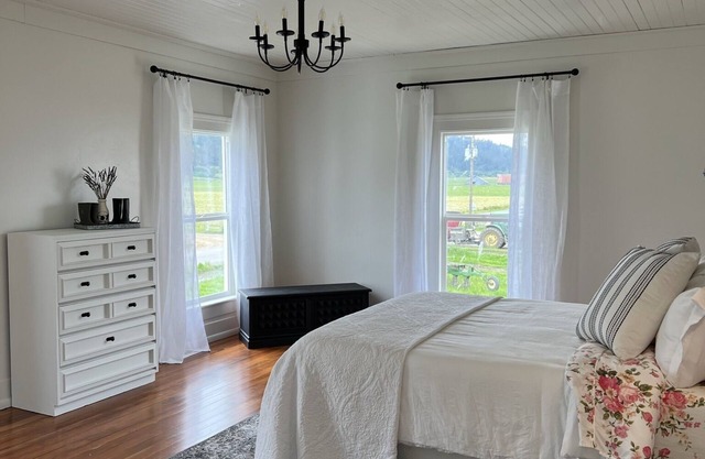 Farmhouse in beautiful Ferndale. Big enough for the whole family!
