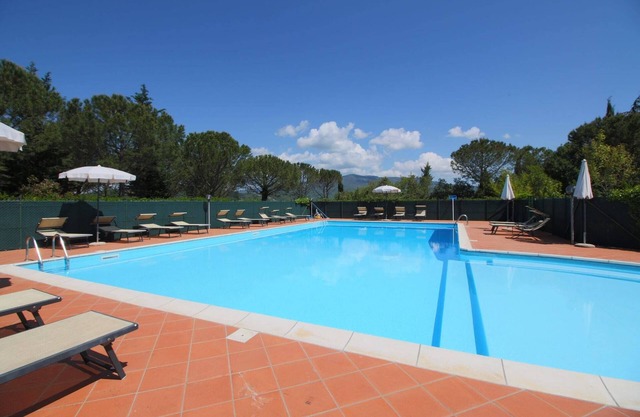 Bauernhaus mit Pool und großem Garten in Campriano