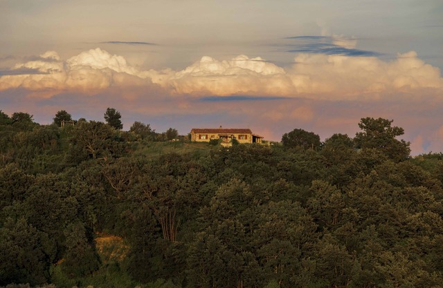 Steinhaus in der toskanischen Landschaft