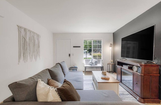 Farmhouse next to Pool w King Suite Coffee Bar