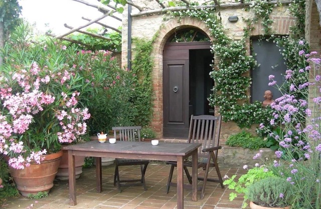 Bauernhaus aus dem 17. Jhd. mit antiken Möbeln und vielen Blumen