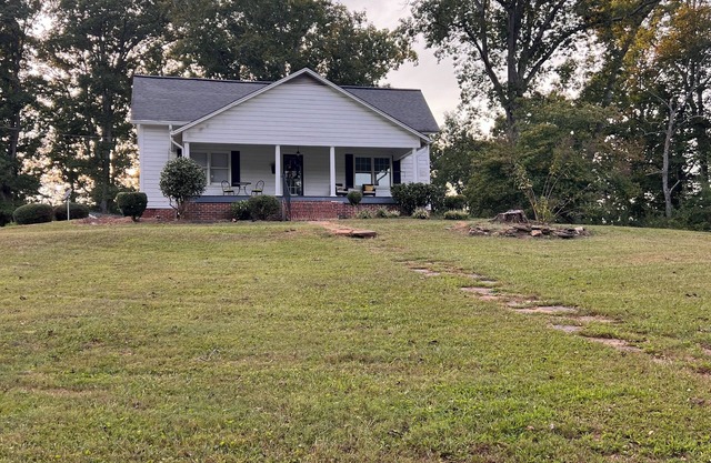 FARMHOUSE LIVING 🐄 2 BR 1 BA and a bonus room with 2 twin beds. Serenity Now!