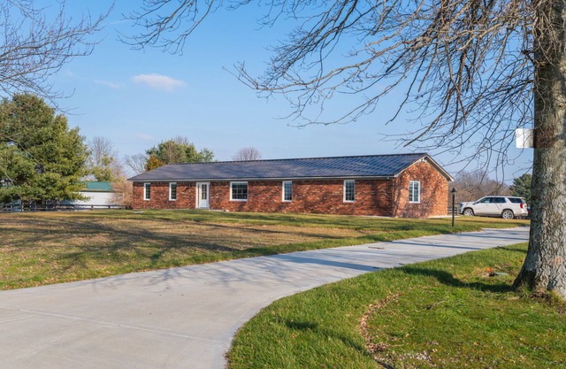 Farmhouse living within sight of Lexington - Horse Paddock available